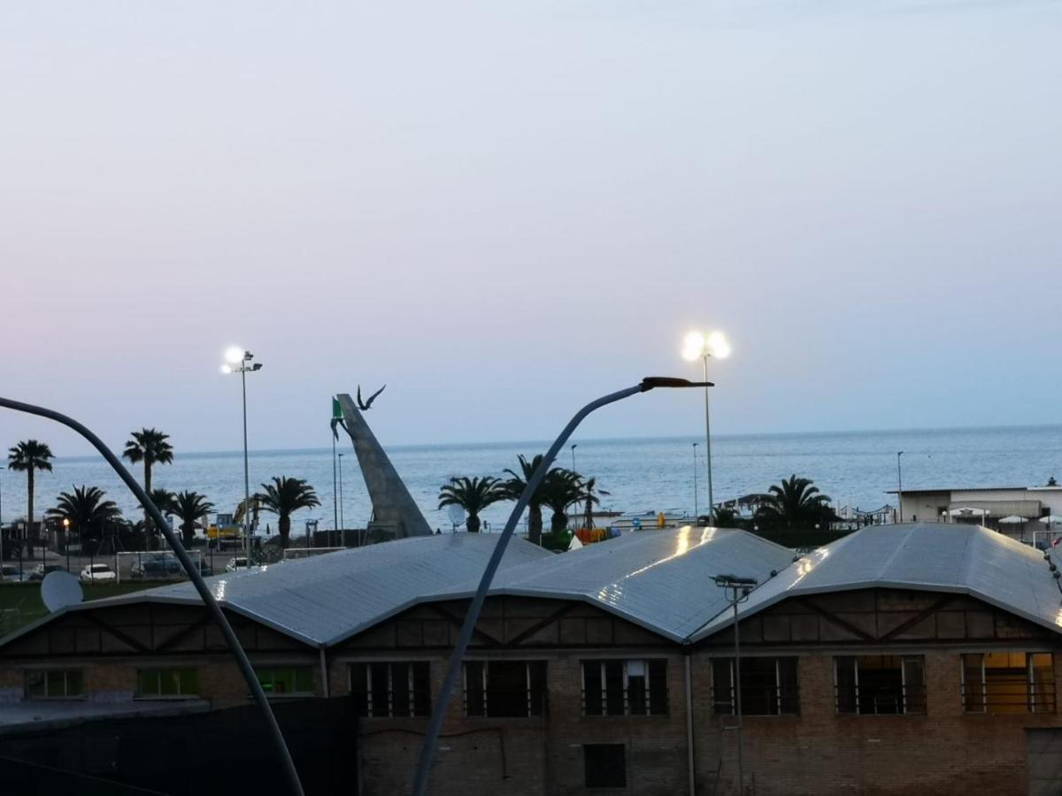 Appartamento Sopra Il Mare 시비타노바 마르셰 외부 사진